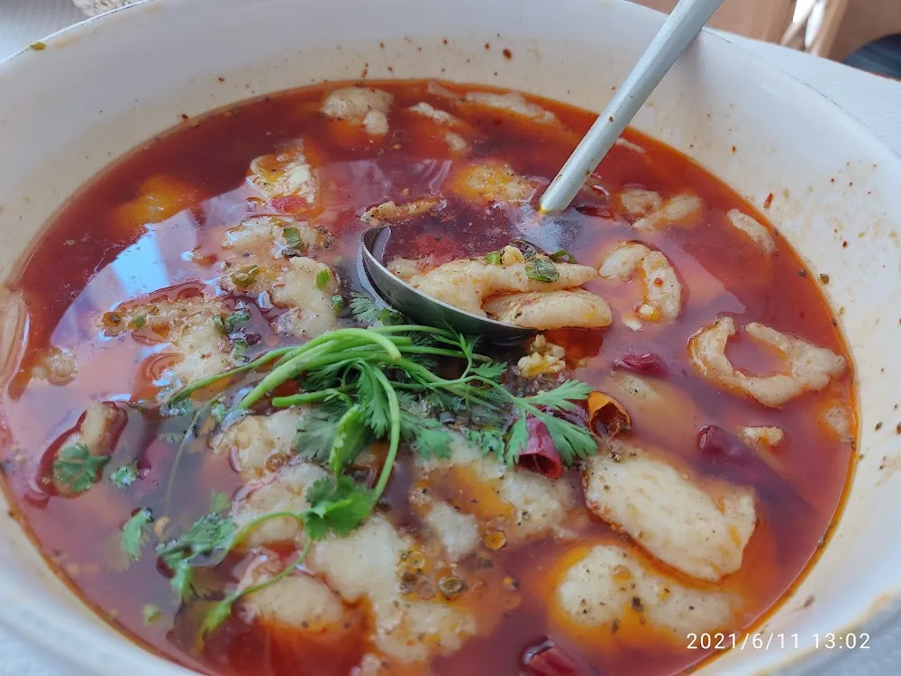 Marmite de Poissons Facin Sichuan Poisson Trempée Dans l'eau Baisée Par de l'huile Et Du Piment